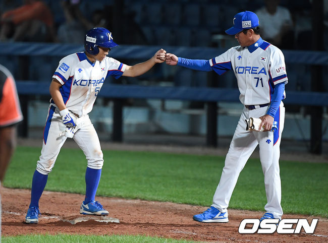 30일 오후 부산 기장군 기장-현대 드림볼파크에서 ‘제29회 WBSC 기장 세계청소년 야구선수권 대회(WSBC U-18 야구 월드컵)' 한국과 네덜란드의 경기가 진행됐다.  9회말 1사 김지찬이 스퀴즈 번트안타를 성공시킨뒤 1루 코치와 하이파이브를 하고있다 / soul1014@osen.co.kr