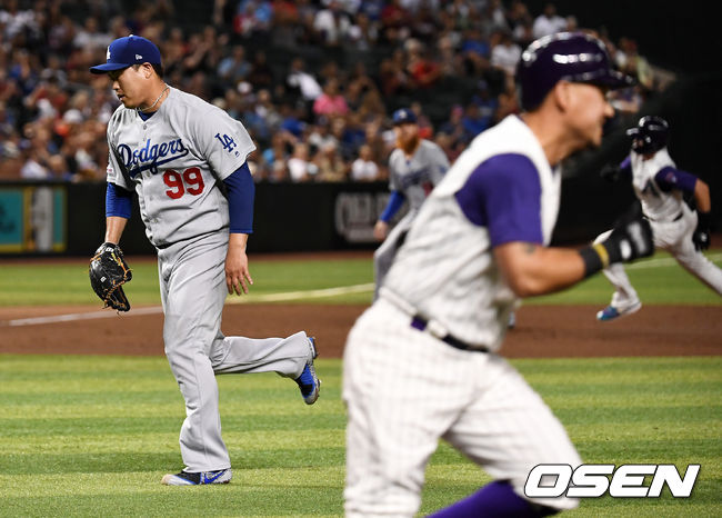 4회말 2사 주자 1,2루 애리조나 바르가스가 우전 1타점 적시타를 날릴때 LA 선발 류현진이 아쉬워하고 있다./dreamer@osen.co.kr