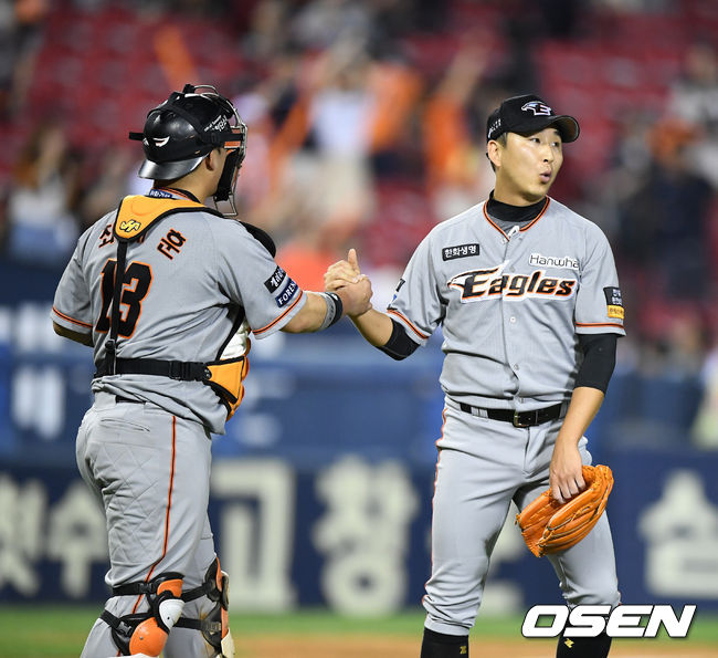 경기를 마치고 한화 정우람이 최재훈과 기뻐하고 있다. /jpnews@osen.co.kr