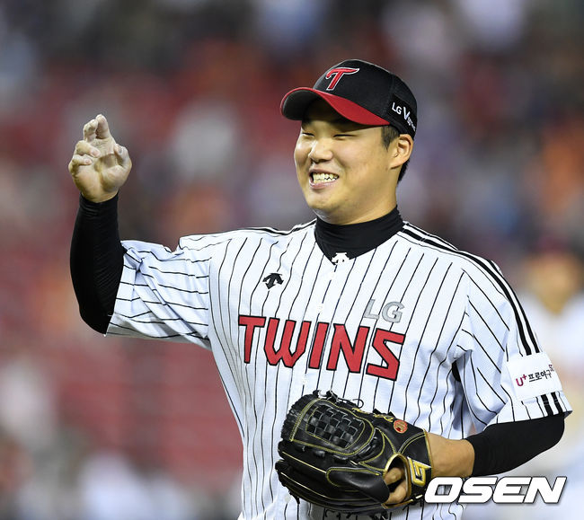 8회초 2사 만루에서 LG 김대현이 한화 송광민을 삼진 처리하며 미소짓고 있다. /jpnews@osen.co.kr