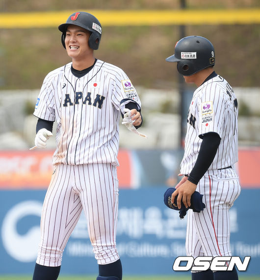 사상 첫 청소년대회 우승을 노리는 일본 청소년 대표팀이 첫 경기부터 세계랭킹 26위 스페인에 혼쭐이 났다.  세계랭킹 1위 일본 대표팀은 30일 기장-현대 드림볼파크에서 열린 ‘2019 U-18 야구 월드컵’ B조 예선 1차전 경기에서 4-2로 역전승을 거뒀다. 7회까지 고전하던 일본은 8회말 4득점하며 역전해 진땀나는 승리를 거뒀다.   8회말 2사 1,3루 일본 이시카와 타카야가 동점 1타점 적시타를 날린뒤 기뻐하고 있다./ soul1014@osen.co.kr