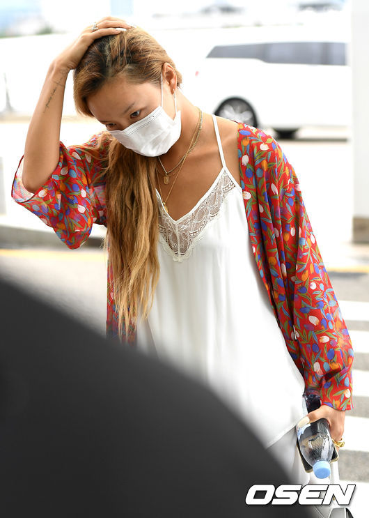 마마무 화사가 출국장으로 향하고 있다. /dreamer@osen.co.kr