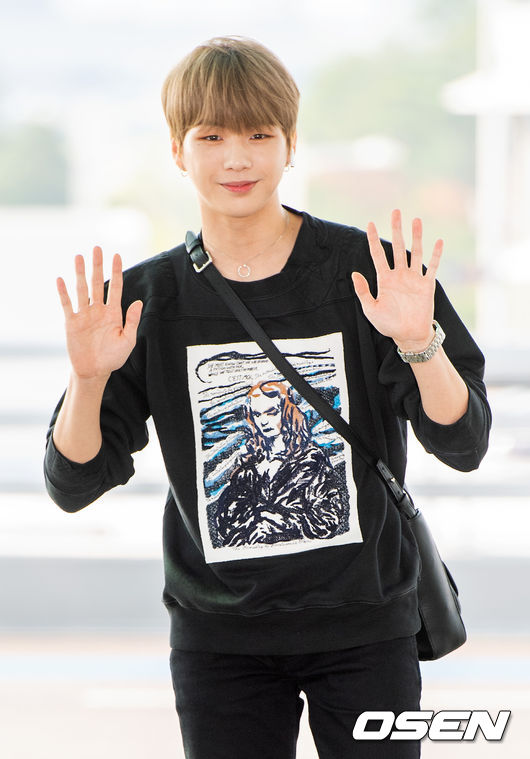 강다니엘이 출국장으로 향하며 팬들과 취재진을 향해 포즈를 취하고 있다. /dreamer@osen.co.kr