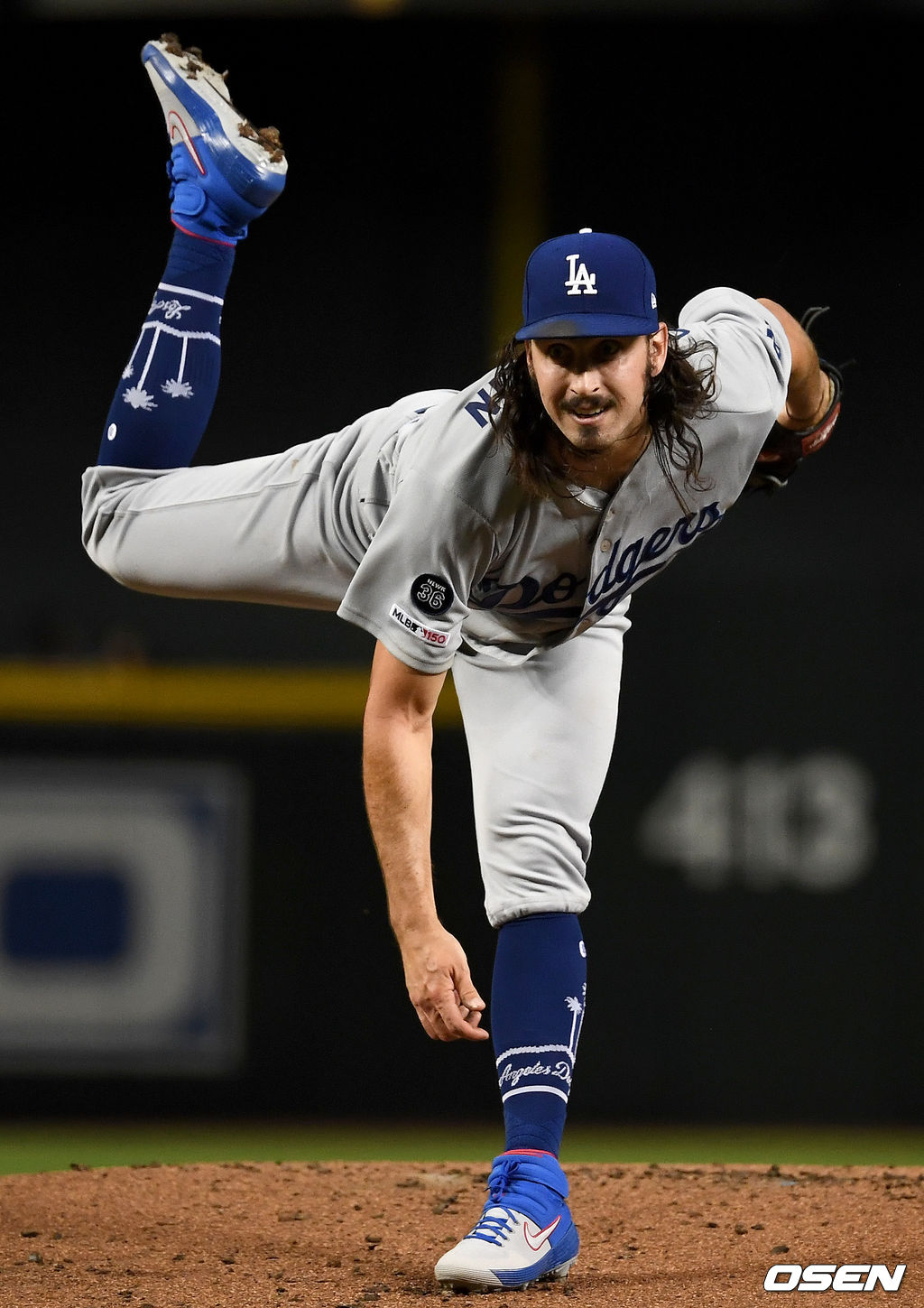 다저스 선발 토니 곤솔린이 힘차게 공을 뿌리고 있다. /dreamer@osen.co.kr