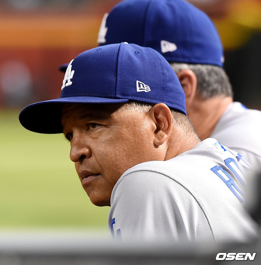 9회 다저스 데이브 로버츠 감독의 표정이 어둡다. /dreamer@osen.co.kr