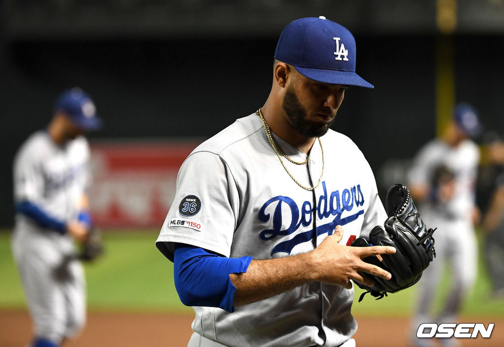 8회말 보크로 역전을 허용한 다저스 투수 이미 가르시아가 이닝을 마친 뒤 더그아웃으로 향하고 있다. /dreamer@osen.co.kr