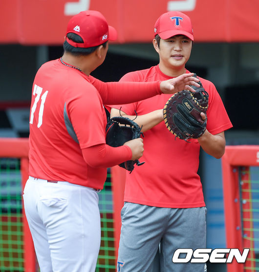 경기에 앞서 KIA 김민식이 김상훈 포수 코치의 지도를 받고 있다. / soul1014@osen.co.kr