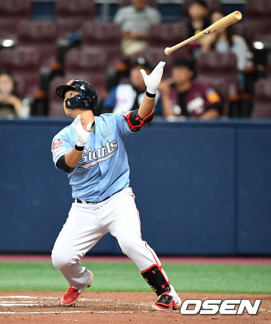 롯데 한동희가 2루타를 날리고 있다. /jpnews@osen.co.kr