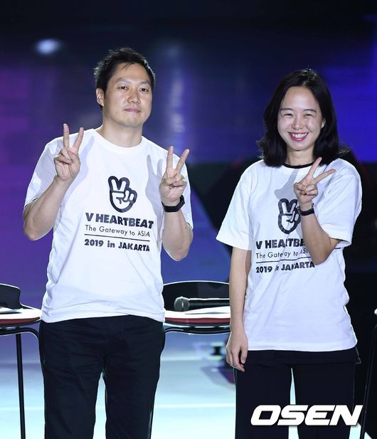 V라이브 인도네시아 이하늘 리더(왼쪽)-서주연 매니저(오른쪽)