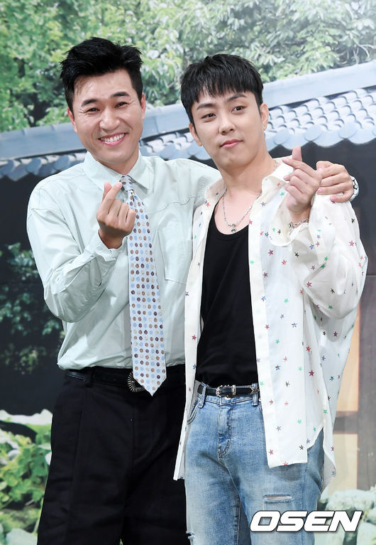 김종민, 은지원이 무대 위로 입장하며 포즈를 취하고 있다. /rumi@osen.co.kr