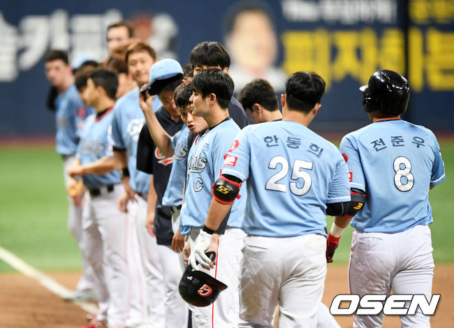 지난 29일 서울 고척 스카이돔에서 키움과 영봉패를 당한  롯데 선수들이 팬들에 인사를 하고 있다. /jpnews@osen.co.kr