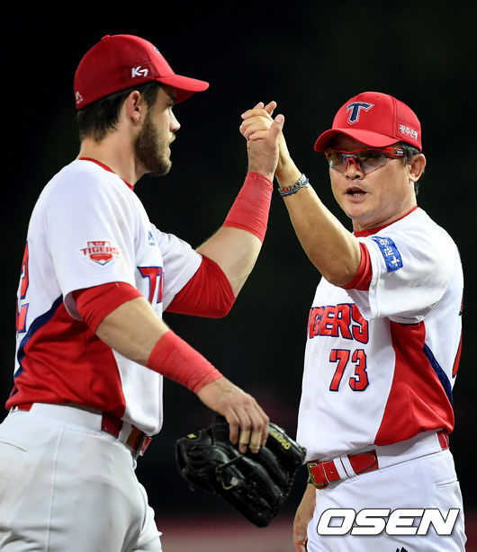 승리를 거둔 KIA 박흥식 감독대행이 터커와 하이파이브를 하고 있다. /youngrae@osen.co.kr