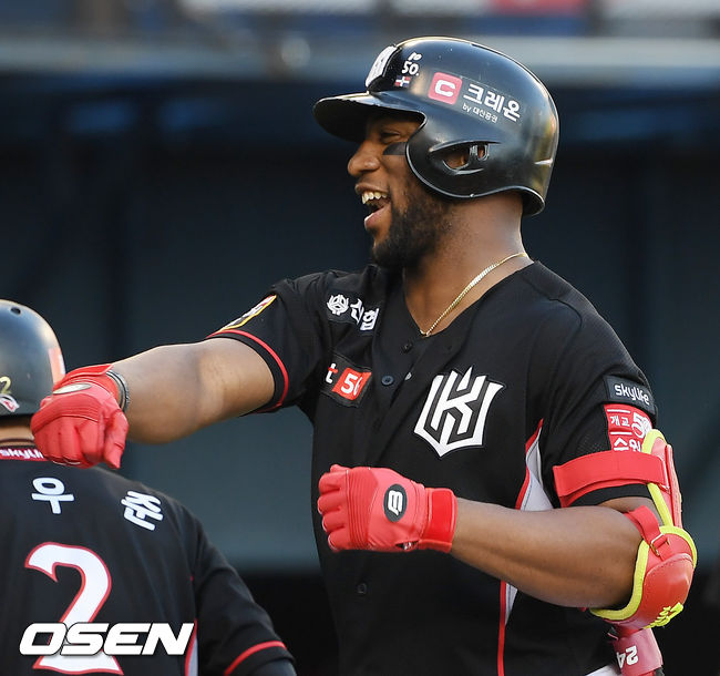 kt 로하스가 팀 동료 심우준과 기뻐하고 있다. /rumi@osen.co.kr