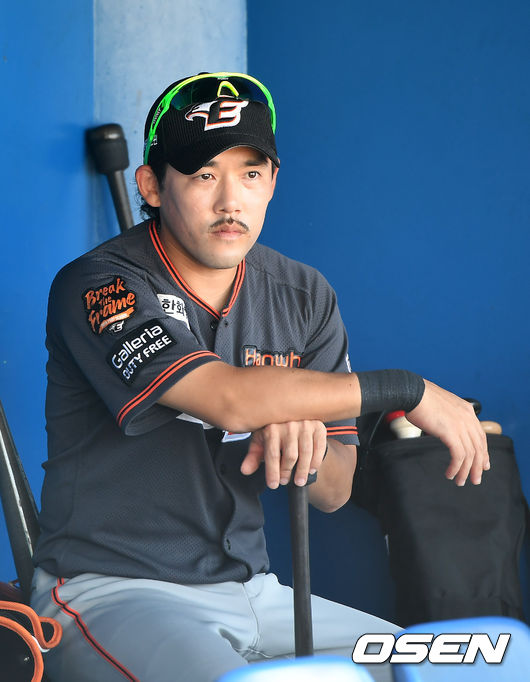 경기 전 한화 이용규가 덕아웃에서 그라운드를 바라보고 있다. /rumi@osen.co.kr