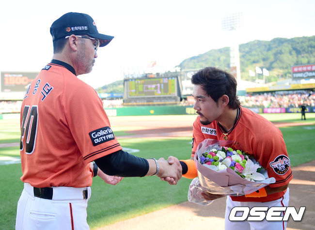 한화 이용규 1500경기 출장 기념행사에서 한화 한용덕 감독이 이용규에게 꽃다발을 건네고 있다. / youngrae@osen.co.kr