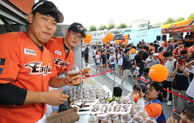 [사진] 팬 감사 이벤트에 나선 지성준(왼쪽)과 이성열 /한화 이글스 제공