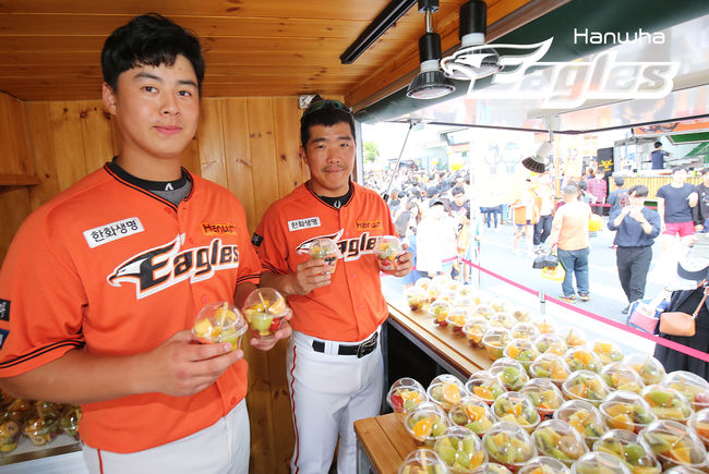 [사진] 팬 감사 이벤트에 나선 노시환(왼쪽)과 정근우 /한화 이글스 제공
