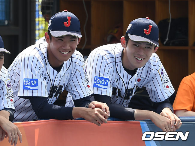 30일 오후 부산 기장군 기장현대차드림볼파크에서 제29회 WBSC 기장 세계청소년야구선수권대회(18세 이하)' 일본과 스페인의 경기가 진행됐다.  일본 오쿠가와 야스노부와 사사키 로키가 벤치서 이야기를 나누고 있다. / soul1014@osen.co.kr