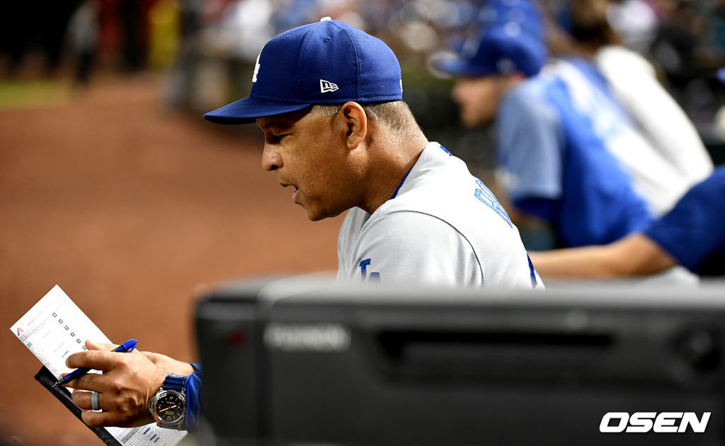 9회초 공격을 앞둔 다저스 데이브 로버츠 감독이 기록을 살피고 있다. /dreamer@osen.co.kr