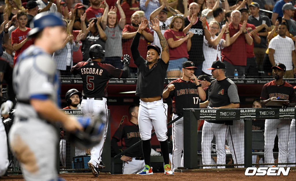 8회말 무사 선두타자로 나선 애리조나 에두아르도 에스코바가 달아나는 솔로포를 치고 더그아웃 동료들과 인사를 나누고 있다. /dreamer@osen.co.kr