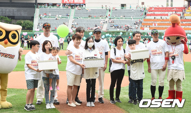 경기에 앞서 진행된 희귀병 환아들을 돕는 희망더하기 행복드림 챌린지 행사에서 SK 염경엽 감독이 희귀병 환우들 가족과 포즈를 취하고 있다. / soul1014@osen.co.kr