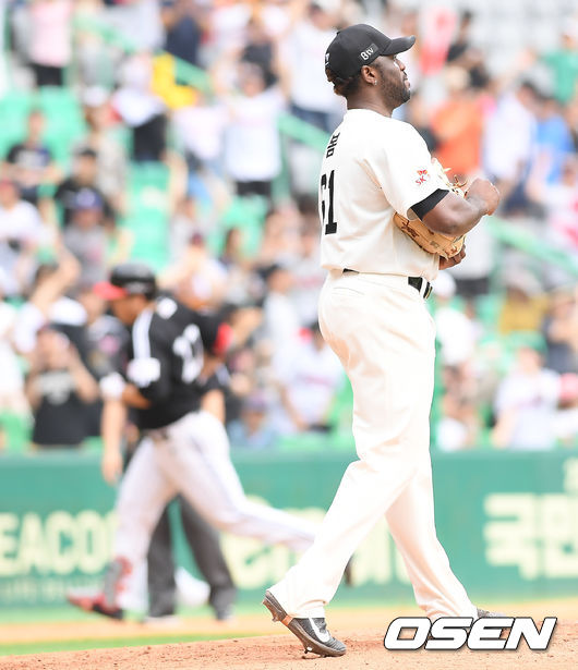 3회초 이형종의 3점홈런 허용후 다음타자 김현수에게 홈런을 허용한 SK 선발투수 소사가 아쉬워하고 있다. /  soul1014@osen.co.kr