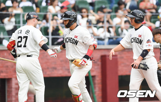 2회말 2사 1,2루 SK 정의윤이 3점 홈런을 날리고 동료들의 축하를 받고 있다/  soul1014@osen.co.kr