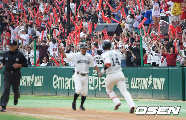 4회말 무사 1루 SK 최정의 재역전 2점 홈런때 기뻐하는 SK 팬들. / soul1014@osen.co.kr
