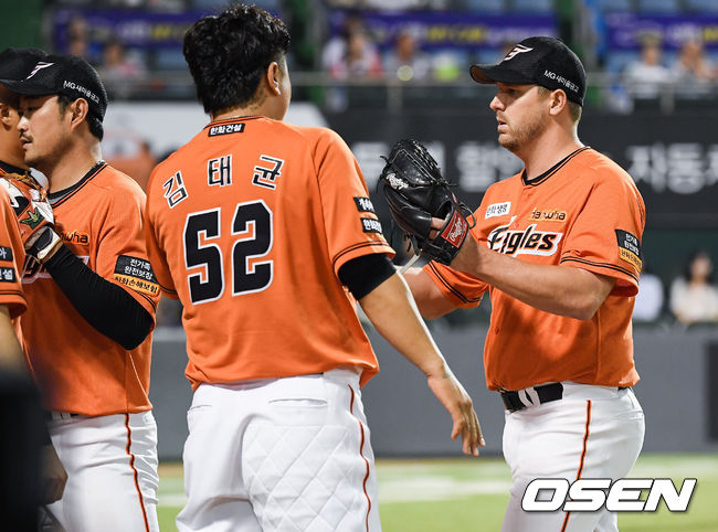 7회초 KT 공격을 막은 한화 선발투수 서폴드가 동료들의 축하를 받으며 더그아웃으로 들어가고 있다./ soul1014@osen.co.kr