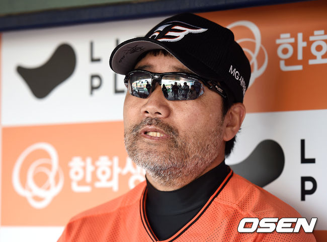 한화 한용덕 감독이 취재진과 이야기를 나누고 있다. / youngrae@osen.co.kr