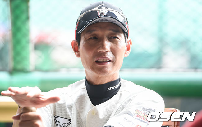 경기에 앞서 SK 염경엽 감독이 인터뷰를 하고 있다. / soul1014@osen.co.kr