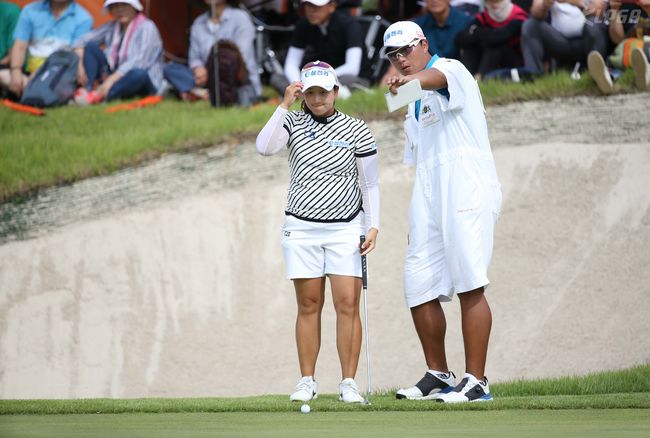 18번 홀 그린에서 캐디와 진지하게 상의하는 박채윤. /KLPGA 제공.
