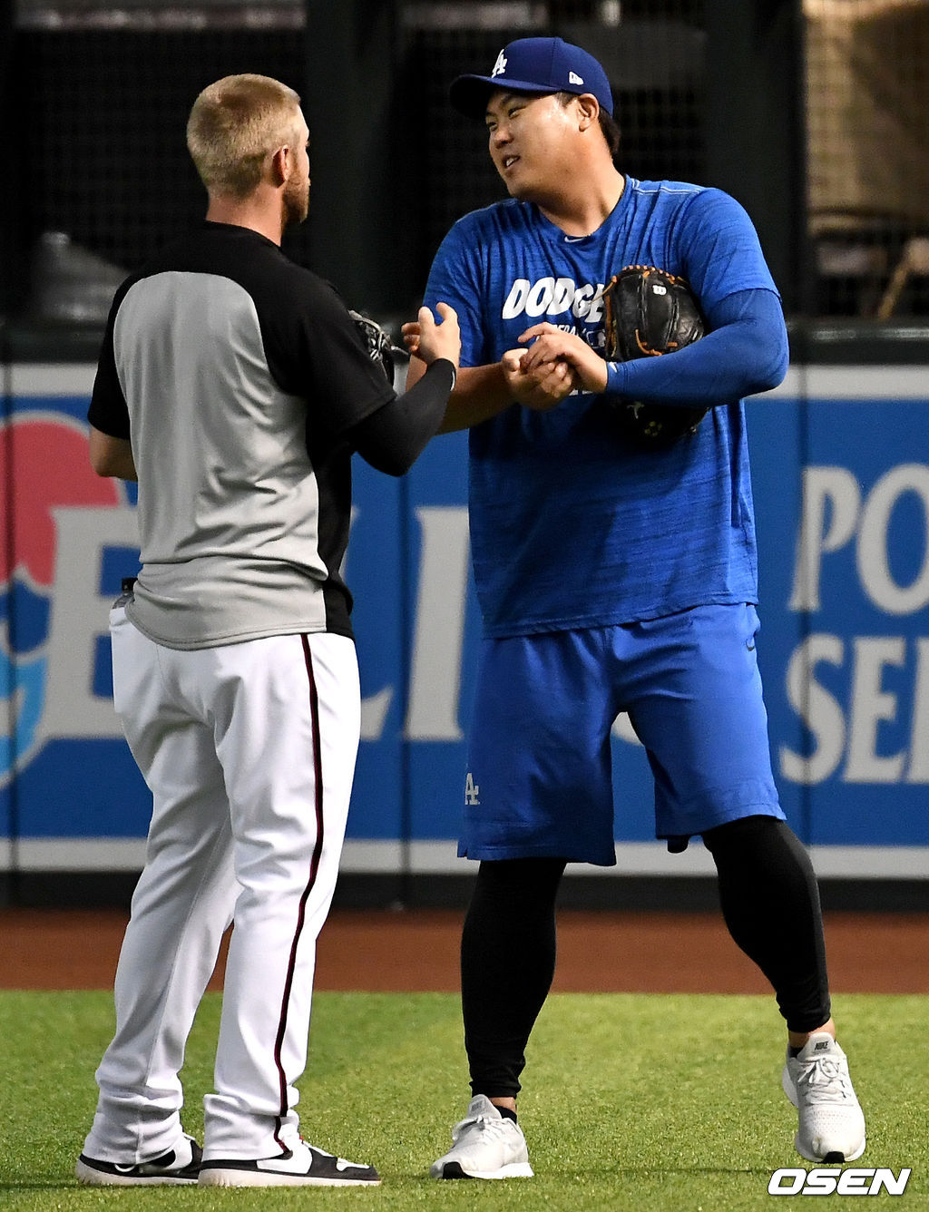 경기 전 훈련 때 다저스 류현진과 애리조나 메릴 켈리가 인사를 나누고 있다. /dreamer@osen.co.kr