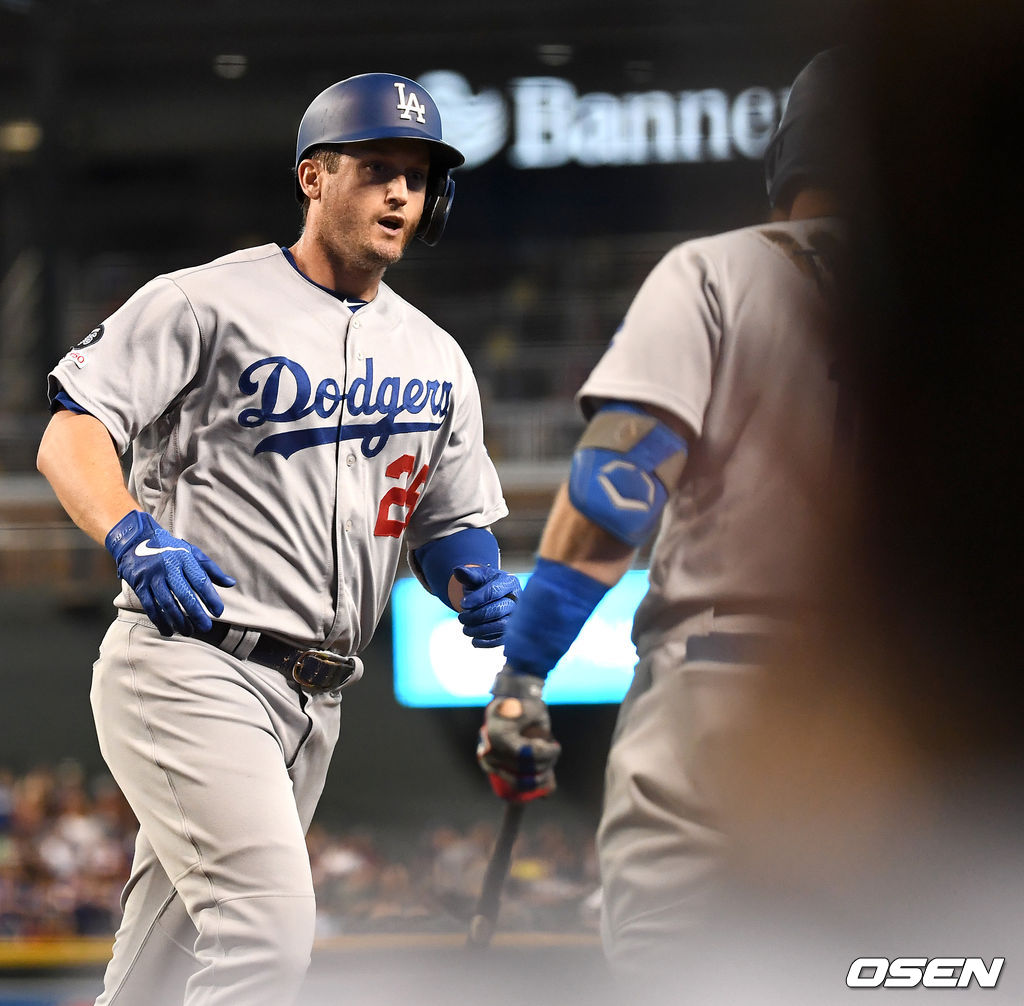 1회초 1사 주자없는 상황 다저스 데이빗 프리즈가 선제 솔로포를 날리고 홈을 밟은 뒤 저스틴 터너와 인사를 나누고 있다. /dreamer@osen.co.kr