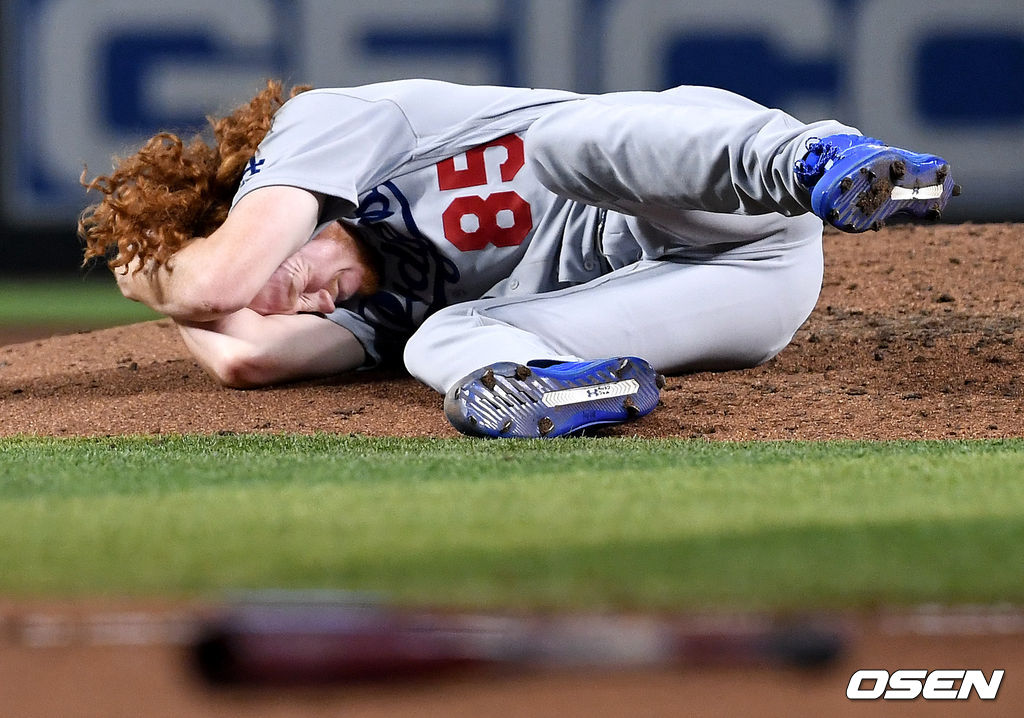 4회말 1사 만루 상황 애리조나 제이크 램의 2타점 동점 내야 안타 때 타구에 머리를 맞은 다저스 투수 더스틴 메이가 괴로워하고 있다. /dreamer@osen.co.kr