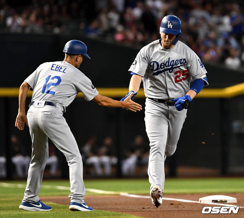 1회초 1사 주자없는 상황 다저스 데이빗 프리즈가 선제 솔로포를 날리고 그라운드를 돌며 에벨 3루 코치와 인사를 나누고 있다. /dreamer@osen.co.kr
