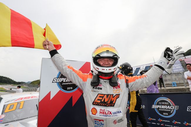 오일기가 1일 강원도 인제군의 인제스피디움에서 열린 2019 CJ대한통운 슈퍼레이스 챔피언십 6라운드 ASA 6000 클래스에서 우승한 뒤 ‘오일기’를 흔들며 기뻐하고 있다. 