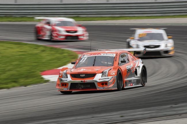 ASA 6000 클래스에서 1위를 달리고 있는 오일기의 경기 모습.