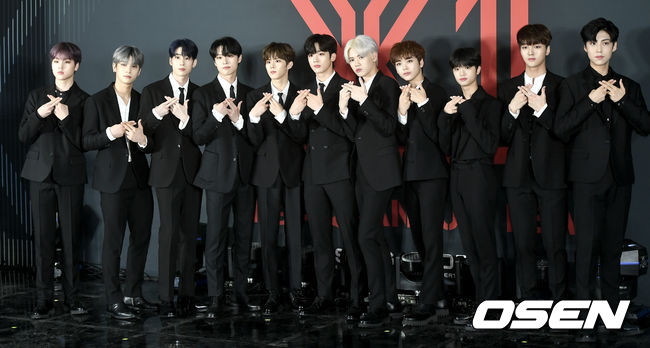 27일 오후 서울 고척동 고척스카이돔에서 ‘프로듀스X101’를 통해 결성된 그룹 ’엑스원’의 첫 번째 미니 앨범 ‘비상 : QUANTUM LEAP(비상 : 퀀텀 리프)' 데뷔 기자간담회가 열렸다.  타이틀곡 '플래시'는 하우스와 퓨처트랩이 접목된 EDM 장르의 곡으로, 비상을 꿈꾸는 엑스원의 탄생과 포부를 알리며 각 멤버들의 개성과 다채로운 음색을 보여주는 구성, 화려한 퍼포먼스를 위한 장면 전환이 돋보인다.  그룹 엑스원은 한승우, 조승연, 김우석, 김요한, 이한결, 차준호, 손동표, 강민희, 이은상, 송형준, 남도현으로 구성되어 있다.  그룹 엑스원이 포토타임을 하고 있다. /ksl0919@osen.co.kr