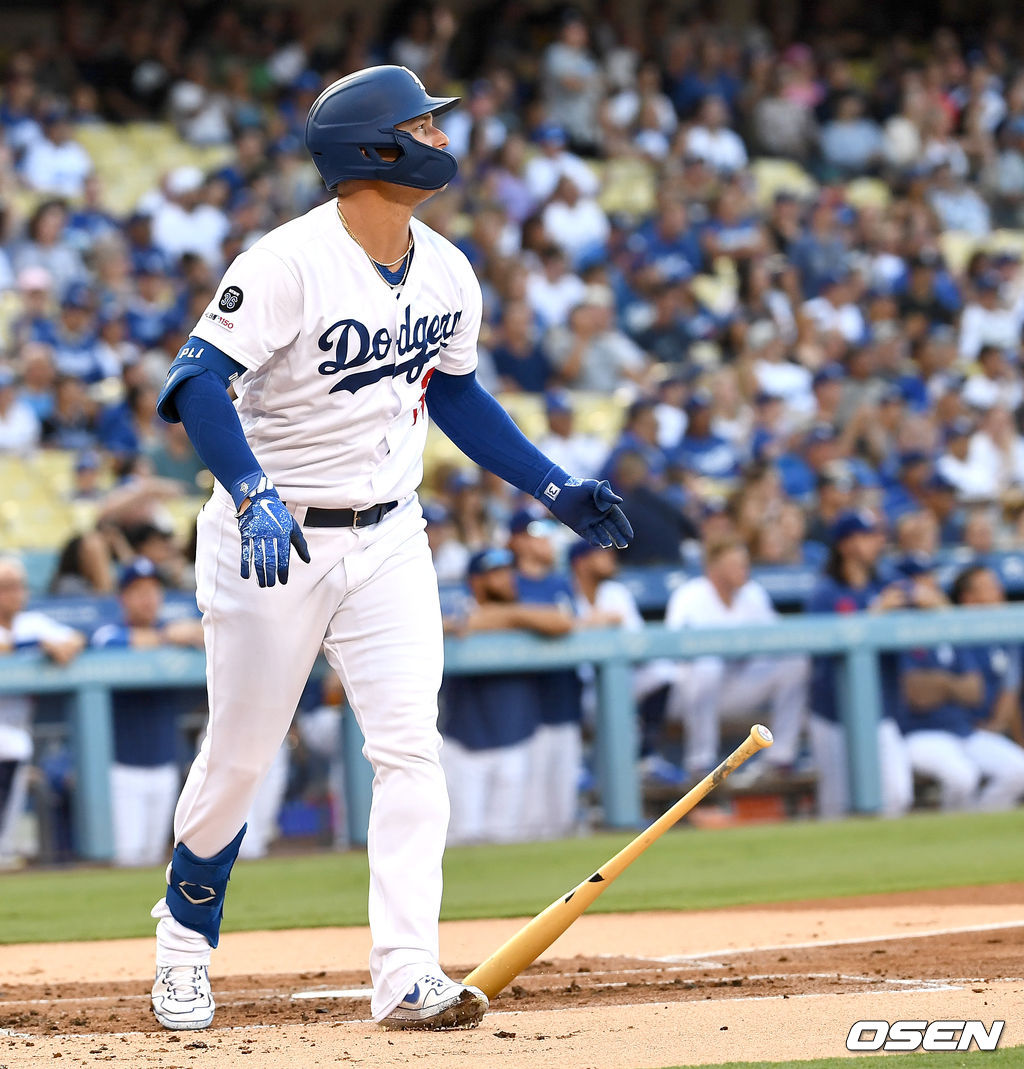 1회말 무사 선두타자로 나선 다저스 작 피더슨이 동점 솔로포를 날리고 타구를 바라보고 있다. /dreamer@osen.co.kr