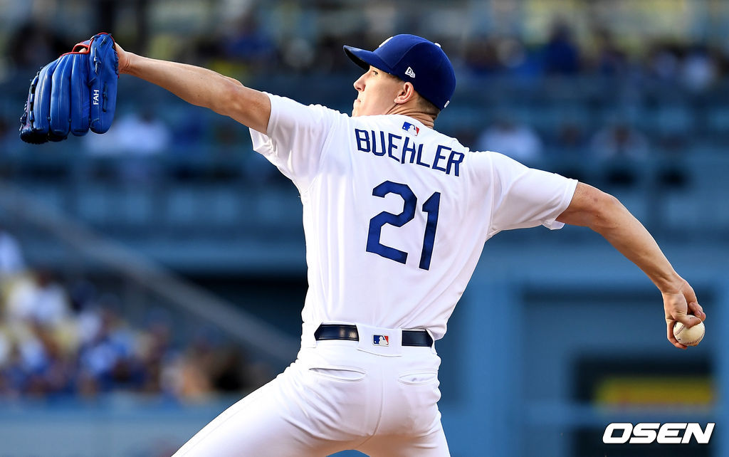 다저스 선발 워커 뷸러가 힘차게 공을 뿌리고 있다. /dreamer@osen.co.kr