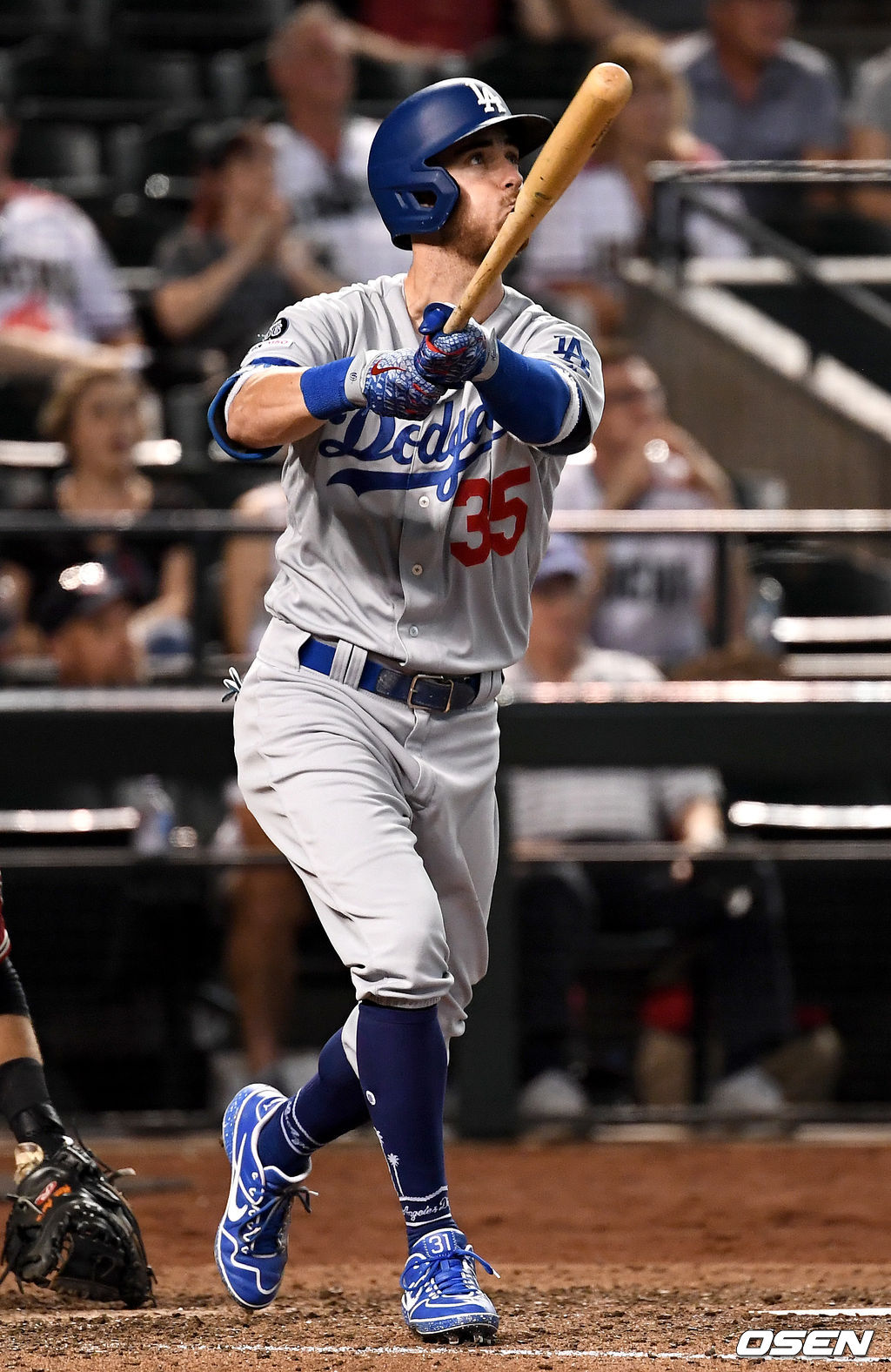 9회초 1사 주자없는 상황 다저스 코디 벨린저가 동점 솔로포를 날리고 타구를 바라보고 있다. /dreamer@osen.co.kr