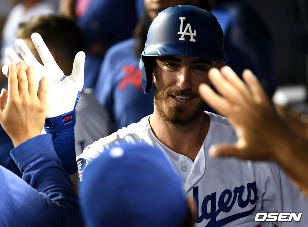 7회말 무사 선두타자로 나선 다저스 코디 벨린저가 달아나는 솔로포를 날리고 홈을 밟은 뒤 더그아웃 동료들과 인사를 나누고 있다. /dreamer@osen.co.kr