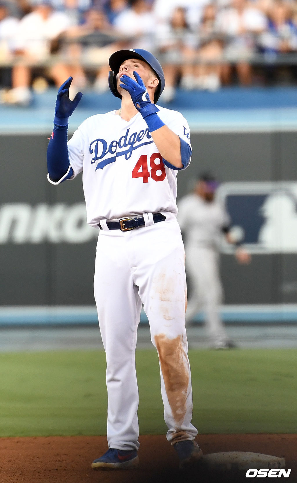 3회말 무사 선두타자로 나선 다저스 가빈 럭스가 2루타를 날리고 2루에 안착해 세리머니를 하고 있다. /dreamer@osen.co.kr