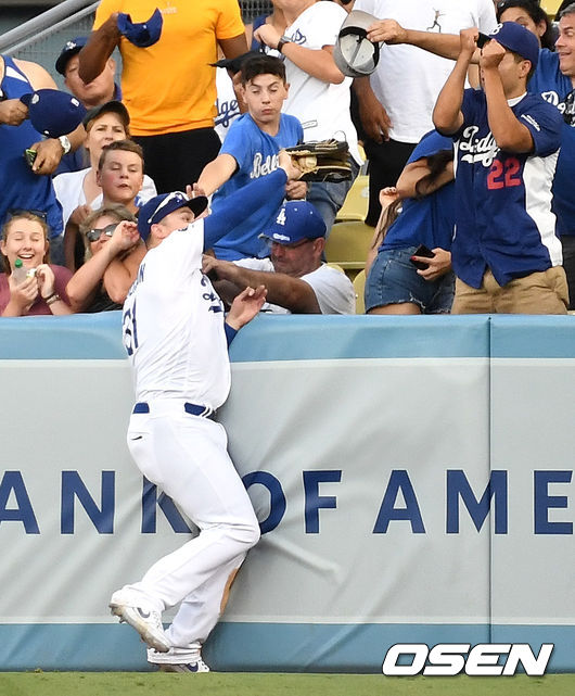 5회초 무사 1, 3루 상황 콜로라도 찰리 블랙몬의 플라이 타구를 다저스 우익수 작 피더슨이 몸을 날려 잡아내고 있다. /dreamer@osen.co.kr