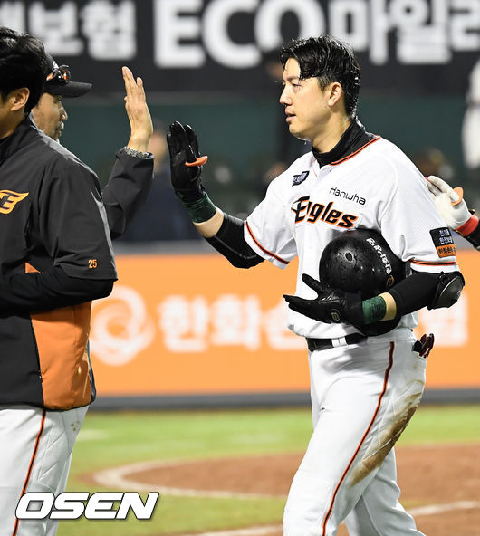 연장 11회말 무사 주자 만루 한화 김회성이 끝내기 안타를 날린 후 한용덕 감독과 하이파이브를 하고 있다./rumi@osen.co.kr