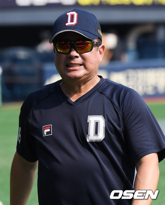 두산 김태형 감독이 선수들의 훈련을 지켜본뒤 더그아웃으로 이동하고 있다. /  soul1014@osen.co.kr