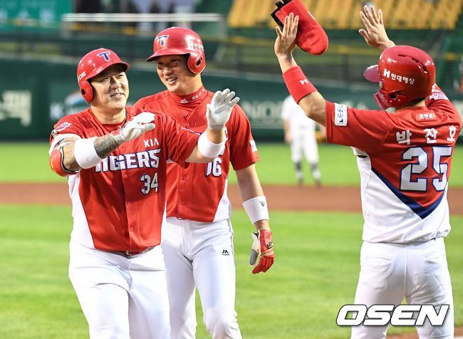 3일 오후 대전 한화생명이글스파크에서 ‘2019 신한은행 마이카 KBO리그’ 한화 이글스와 KIA 타이거즈의 경기가 열렸다.1회초 1사 2,3루에서 KIA 최형우가 스리런 홈런을 치고 홈에서 동료들의 축하를 받고 있다. /sunday@osen.co.kr