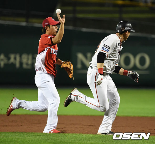 6회말 2사 1루에서 한화 김회성이 런다운에 걸려 태그를 피하고 있다. /sunday@osen.co.kr
