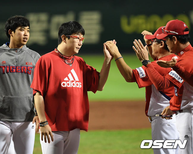 최근 4연승을 거둔 7위 KIA는 55승69패2무를 마크했다. 올 시즌 한화와 상대전적에서도 11승4패 우위. 9위 한화는 46승78패가 됐다. 경기 종료 후 KIA 양현종이 박흥식 감독대행과 승리의 기쁨을 나누고 있다. /sunday@osen.co.kr